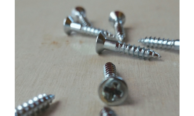 ネジ穴がつぶれて回らない