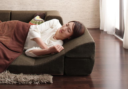 背もたれを倒してくつろぎの形