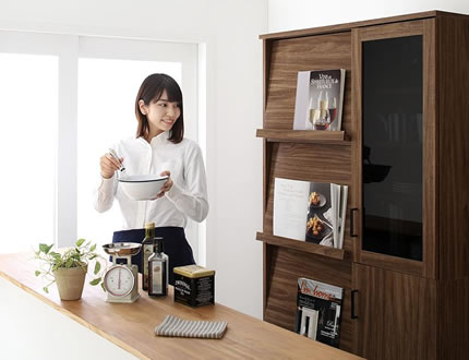 雑多なキッチンを隠す、フラップ扉。