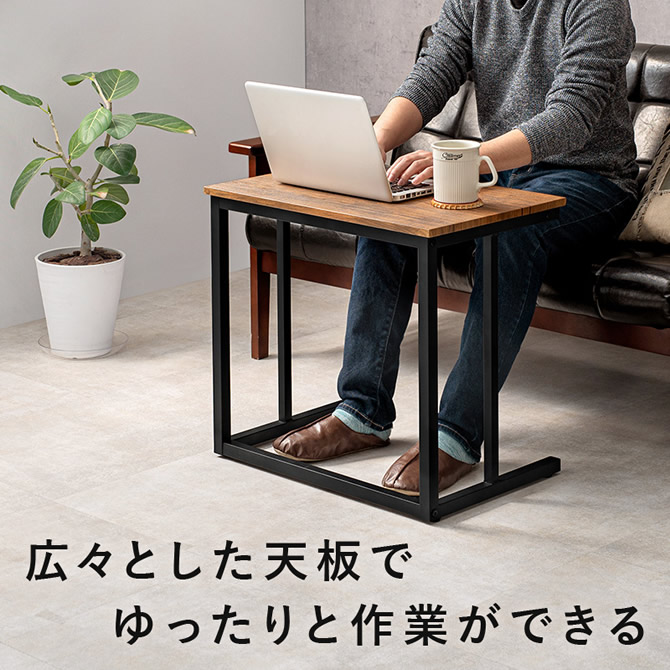 広々とした天板でゆったり作業が出来る
