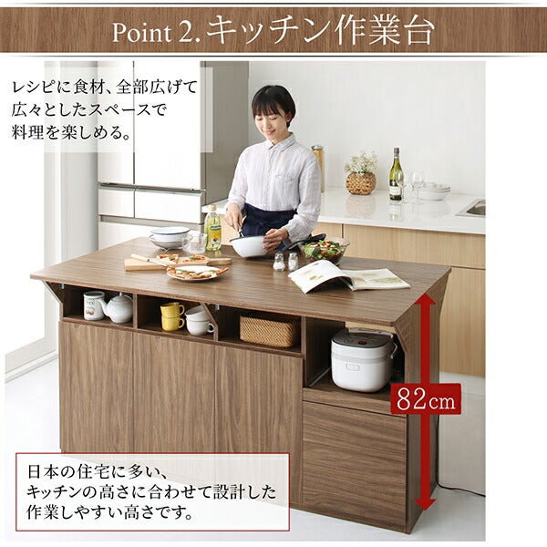 レシピや食材を並べて料理作業台に