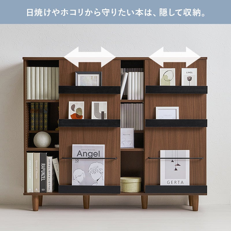 日焼けやホコリから守りたい本は、隠して収納。